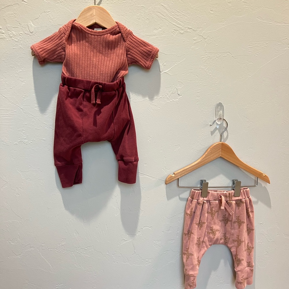 Set of 3 Kate Quinn items Onesie and two pair of leggings 3-6 mo